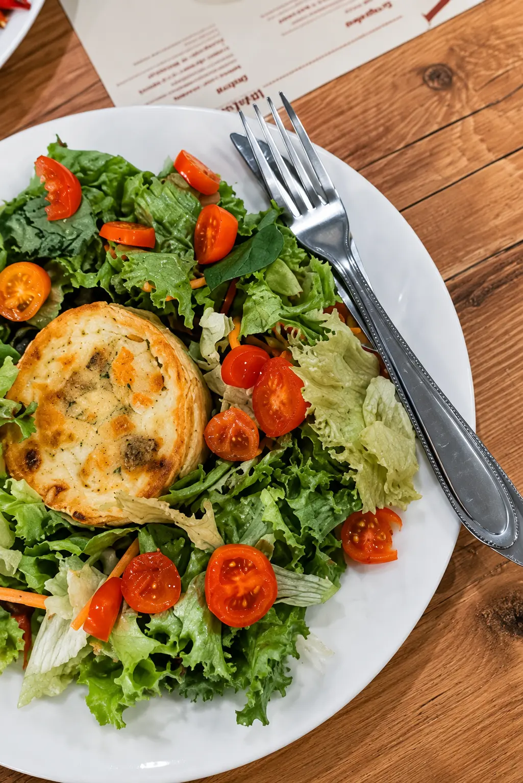 Quiche com salada e tomates-cereja