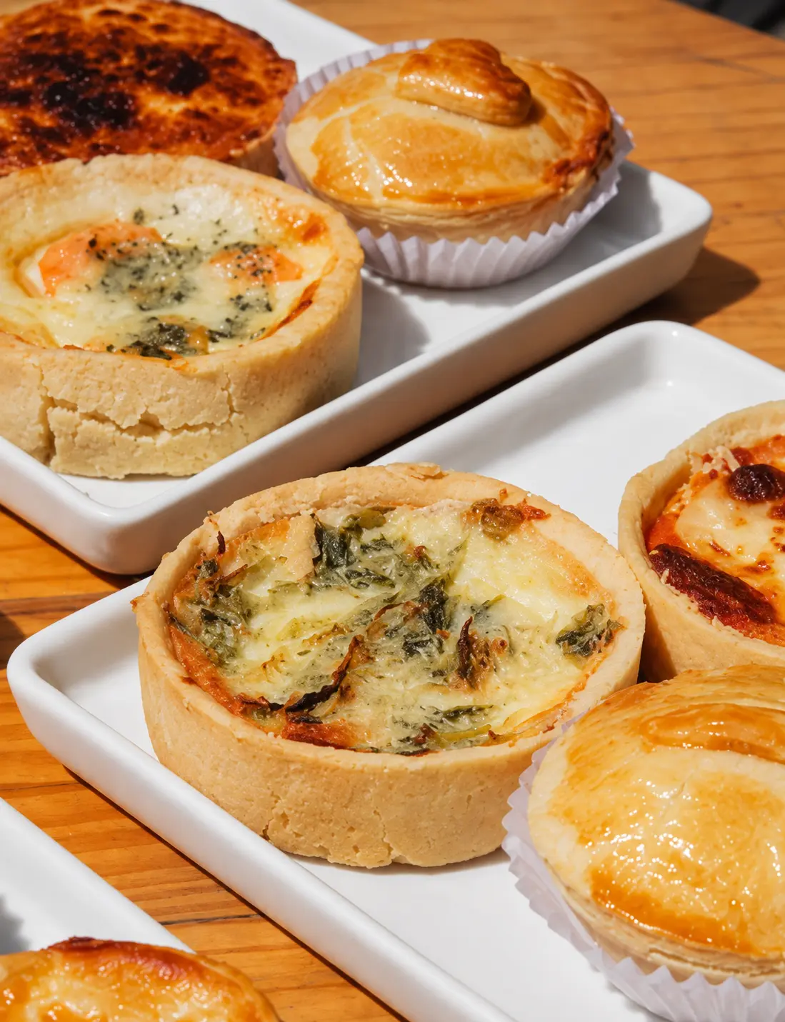 Quiches e tortinhas douradas